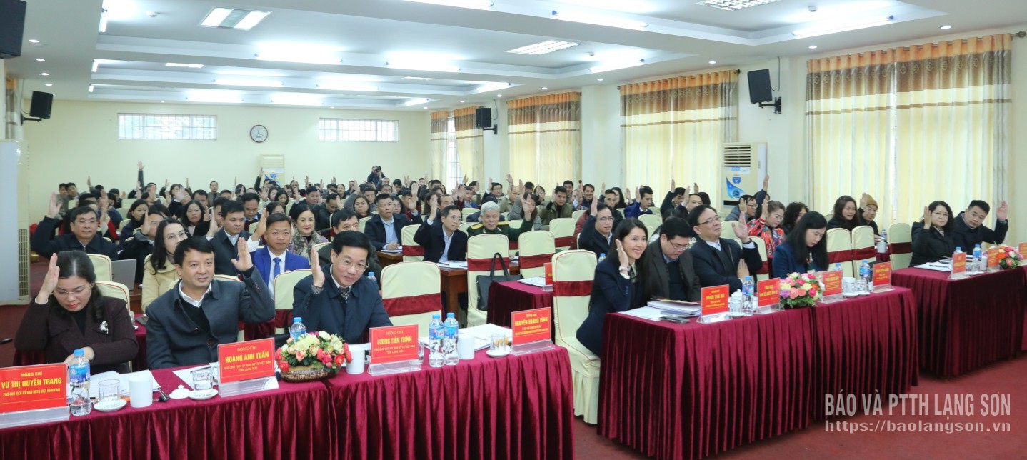 Các đại biểu biểu quyết hiệp thương kiện toàn, bổ sung Ủy viên Ủy ban MTTQ tỉnh khóa XVI, nhiệm kỳ 2025 – 2030