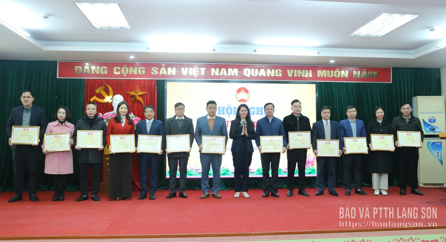  Đồng chí Đoàn Thu Hà, Phó Bí thư Tỉnh ủy, Chủ tịch Ủy ban MTTQ Việt Nam tỉnh trao bằng khen cho các tập thể