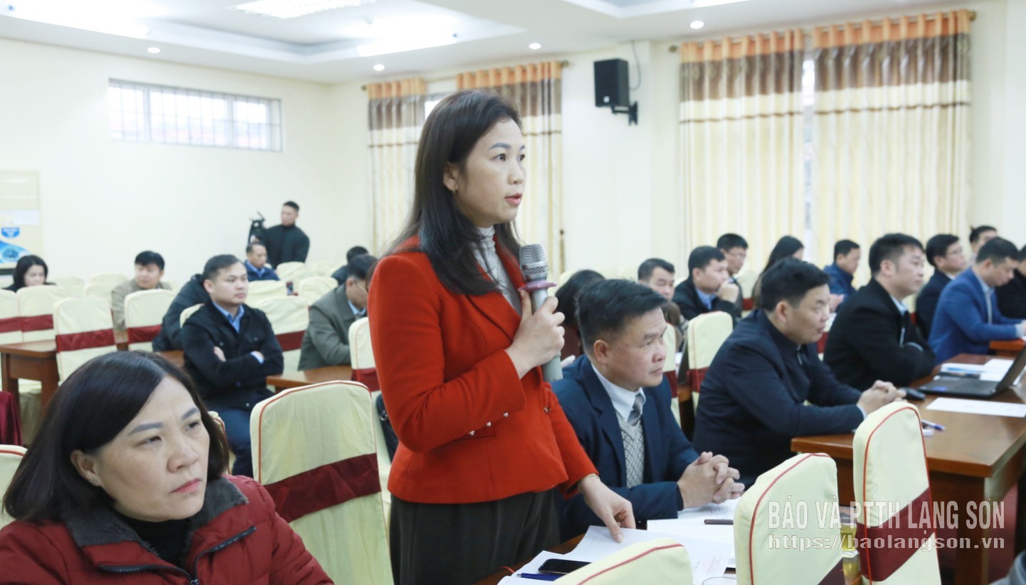 Đại biểu phát biểu thảo luận tại hội nghị Ban Thường trực Ủy ban MTTQ Việt Nam tỉnh với Chủ tịch Ủy ban MTTQ các xã, phường