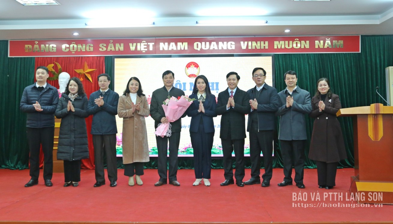 Các đồng chí lãnh đạo tỉnh và các đại biểu tặng hoa chúc mừng ông Nguyễn Văn Hương, Chủ tịch Hội Cựu chiến binh tỉnh được hiệp thương cử làm Ủy viên Ủy ban MTTQ tỉnh khóa XVI nhiệm kỳ 2025 - 2030