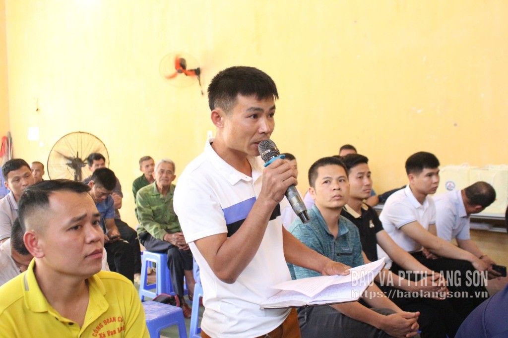 Cử tri xã Vạn Linh phát biểu ý kiến tại hội nghị Đoàn đại biểu Quốc hội tỉnh tiếp xúc cử tri định kỳ trước kỳ họp thứ 9, Quốc hội khóa XV