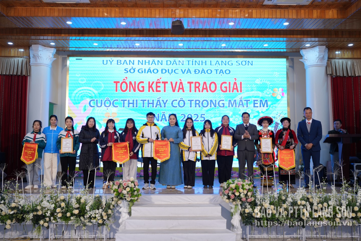Ban tổ chức trao giải nhất, nhì cho các nhóm tác giả tại lễ tổng kết cuộc thi