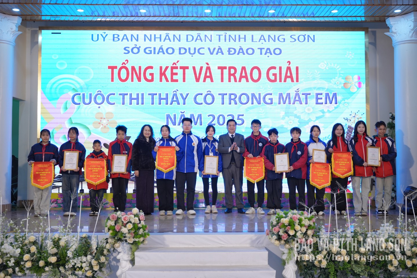 Các nhóm tác giả nhận giải ba tại lễ tổng kết cuộc thi