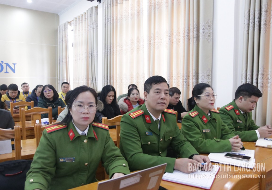 Các đại biểu tham dự buổi lễ