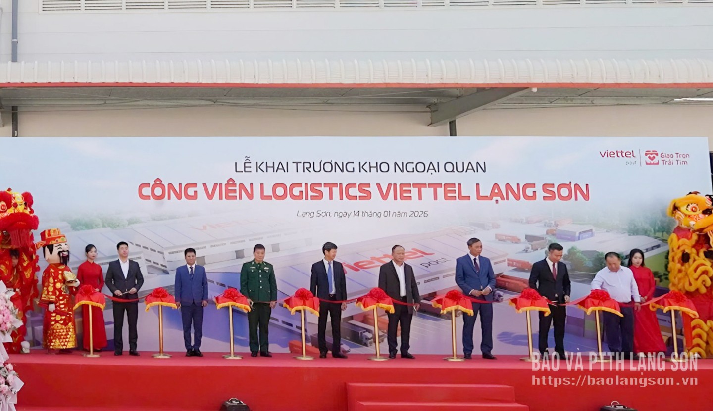 Các đại biểu cắt băng khai trương kho ngoại quan