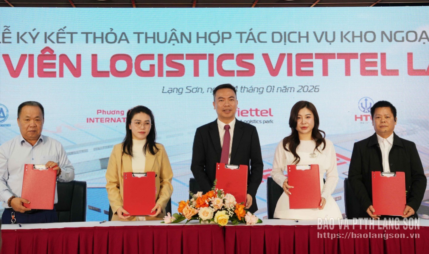 Lãnh đạo Chi nhánh Công viên Logistics Viettel Lạng Sơn và đại diện các doanh nghiệp ký kết thỏa thuận hợp tác dịch vụ kho ngoại quan ngay tại lễ khai trương