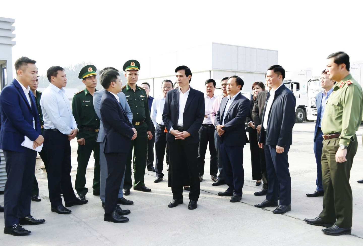 Đồng chí Hoàng Quốc Khánh, Bí thư Tỉnh uỷ và các đồng chí lãnh đạo tỉnh tham quan Công viên Logistics Viettel