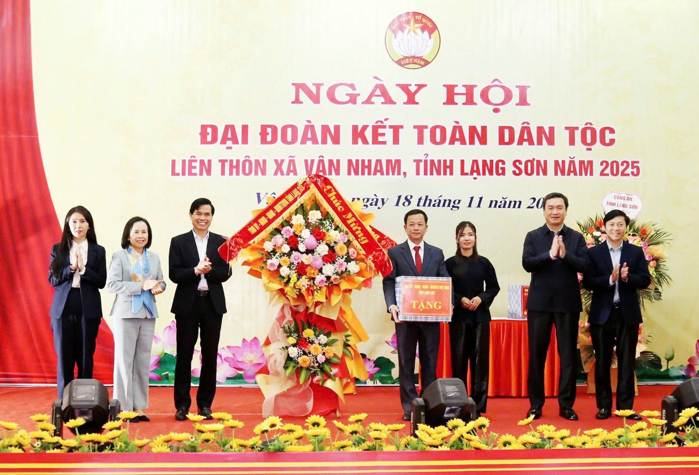 Đồng chí Hoàng Quốc Khánh, Bí thư tỉnh uỷ và các đồng chí lãnh đạo tỉnh tặng quà liên thôn xã Vân Nham tại ngày hội đại đoàn kết toàn dân tộc