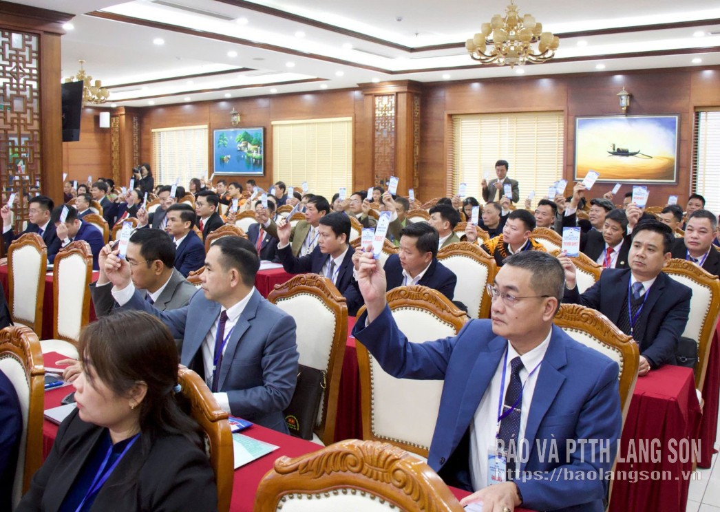 Các đại biểu biểu quyết thông qua Nghị quyết Đại hội Liên minh HTX tỉnh khóa VII nhiệm kỳ 2025 - 2030