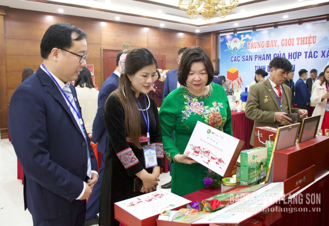 Các đại biểu tham quan gian hàng giới thiệu sản phẩm của các HTX