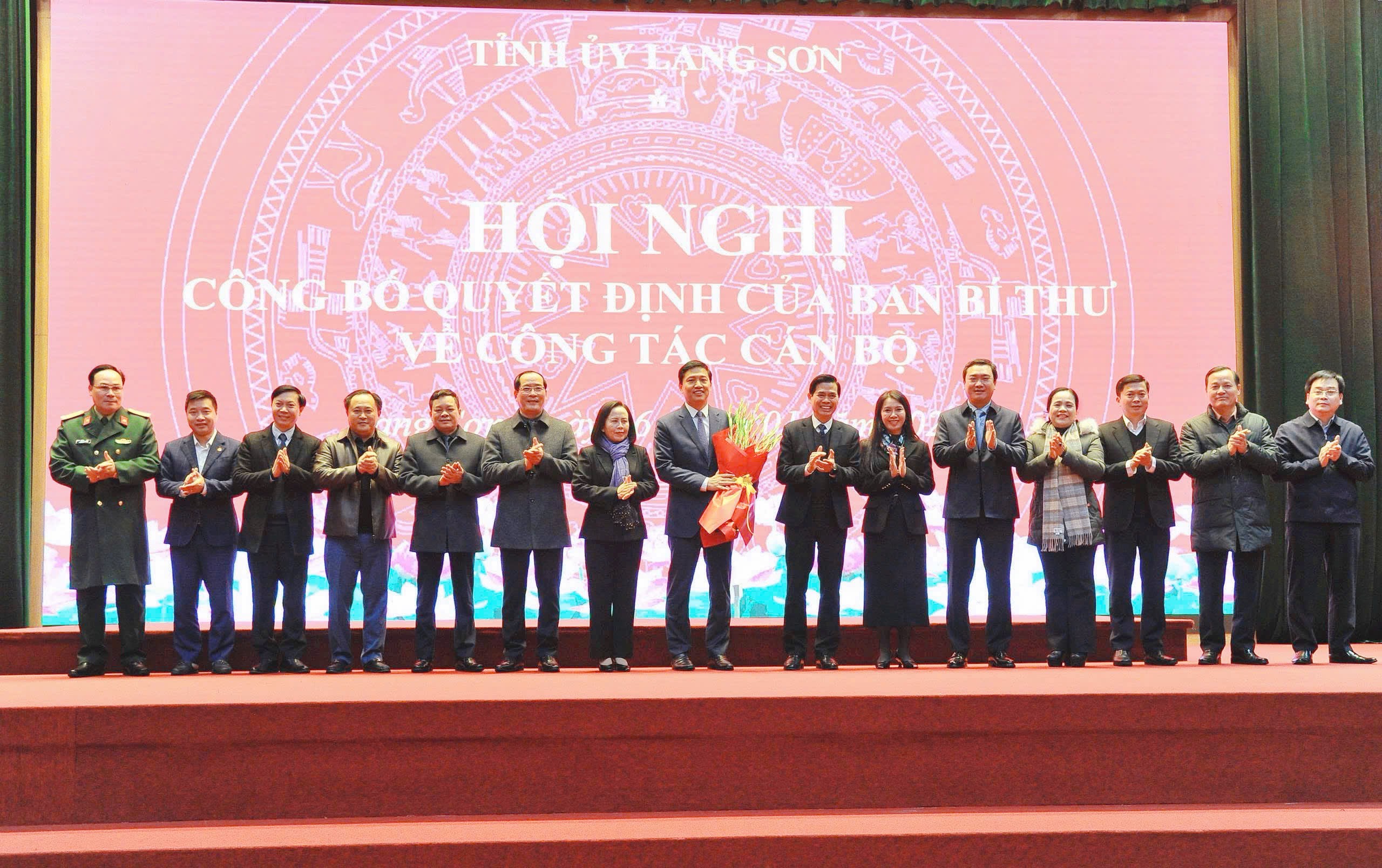 Ban Thường vụ Tỉnh ủy Lạng Sơn tặng hoa chúc mừng đồng chí Vũ Hoàng Anh