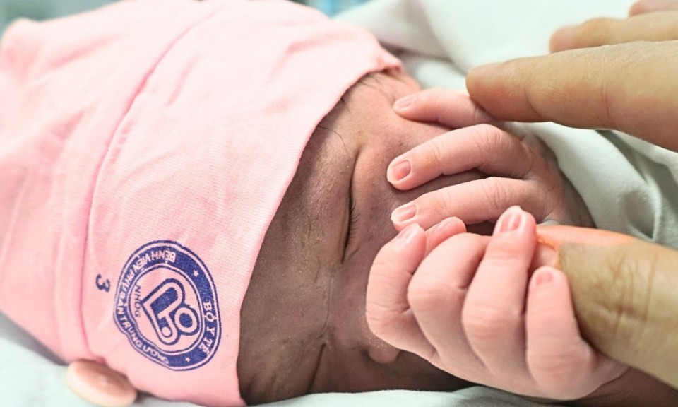 Khoảnh khắc x&uacute;c động đ&oacute;n em b&eacute; ch&agrave;o đời đ&uacute;ng gi&acirc;y ph&uacute;t giao thừa 2026