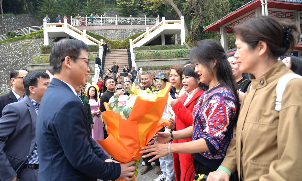 Lạng Sơn ch&agrave;o đ&oacute;n đo&agrave;n kh&aacute;ch du lịch quốc tế đầu ti&ecirc;n năm 2026   