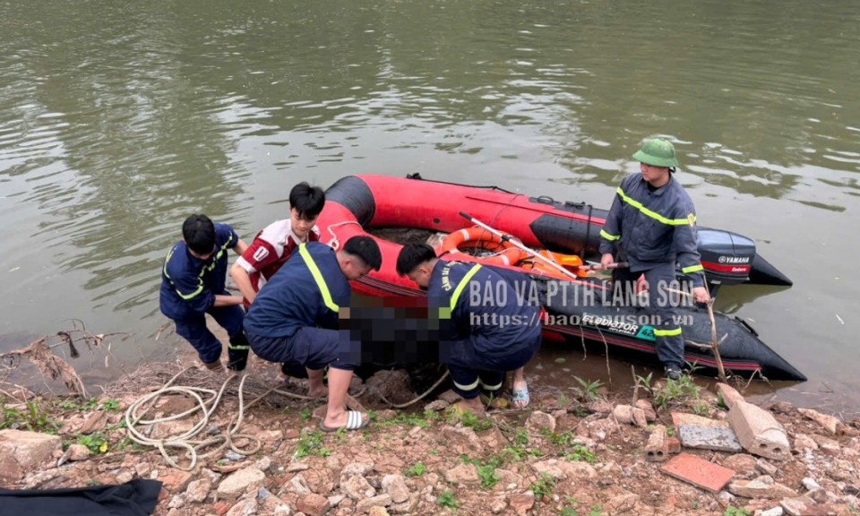 T&igrave;m thấy thi thể nạn nh&acirc;n vụ nghi nhảy cầu Mai Pha