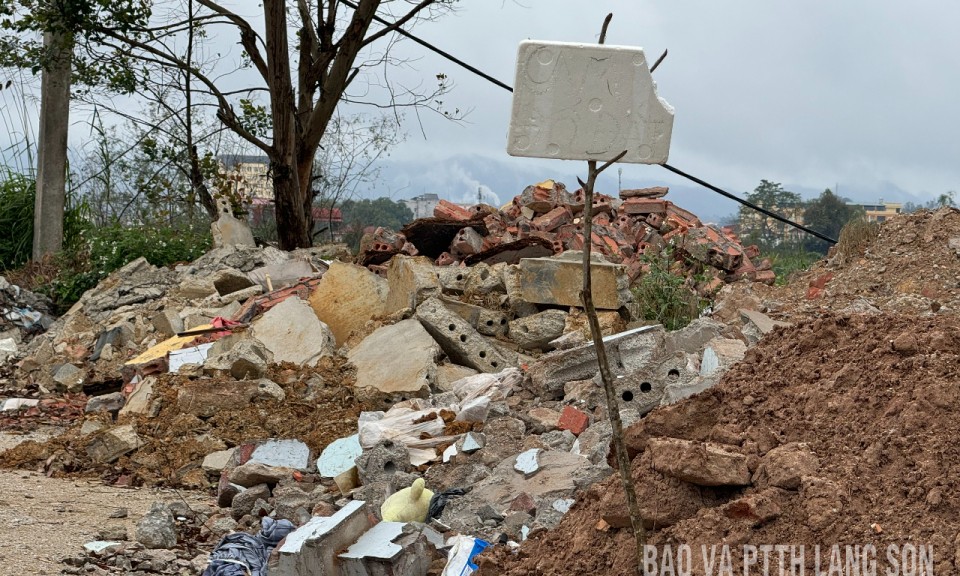 T&aacute;i diễn đổ thải tại khu đ&ocirc; thị Mai Pha