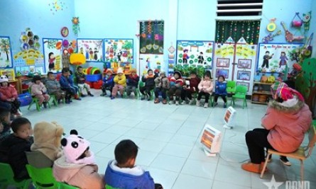 Giữ ấm lớp học, chăm bữa ăn n&oacute;ng cho học sinh v&ugrave;ng bi&ecirc;n những ng&agrave;y gi&aacute; r&eacute;t