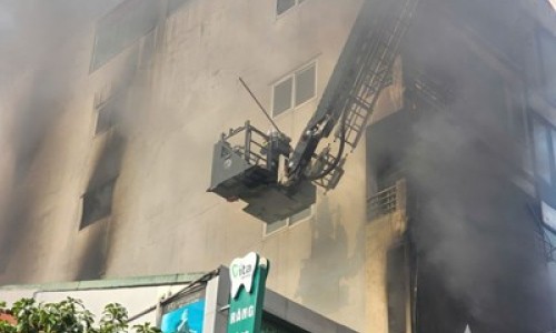 H&agrave; Nội: Ch&aacute;y nh&agrave; d&acirc;n ở phố L&ecirc; Lợi, c&oacute; người mắc kẹt