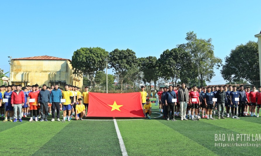 Khai mạc giải b&oacute;ng đ&aacute; li&ecirc;n trường lần thứ nhất