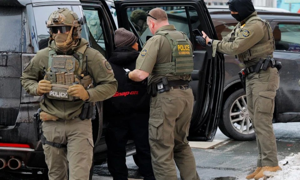 Nhân viên ICE bắn chết người di trú: Mỹ điều hàng trăm đặc ...