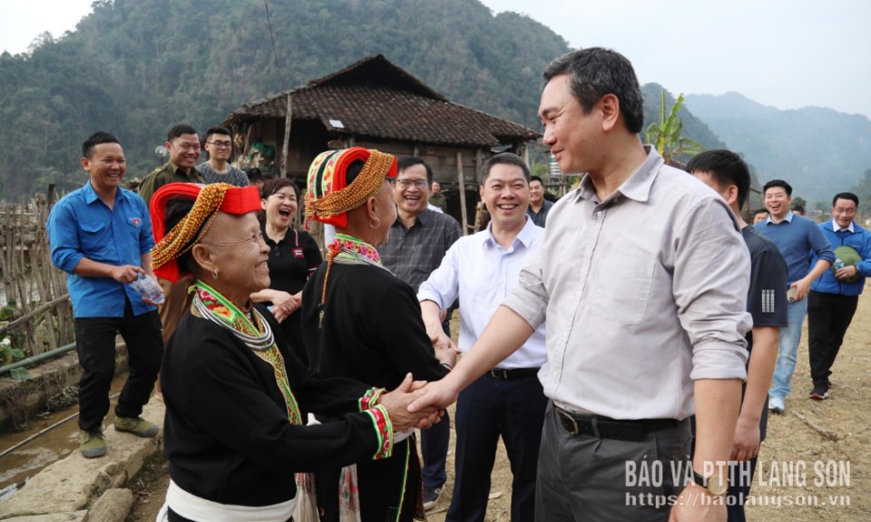  Chủ tịch UBND tỉnh thị s&aacute;t hiện trạng cơ sở hạ tầng tại x&oacute;m L&acirc;n Đặt
