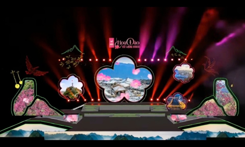 Gấp r&uacute;t ho&agrave;n thiện s&acirc;n khấu Lễ hội hoa đ&agrave;o Xứ Lạng 2026