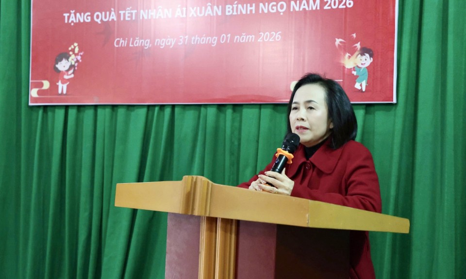 Đồng ch&iacute; Ph&oacute; B&iacute; thư Thường trực Tỉnh ủy thăm, tặng qu&agrave; tết tại x&atilde; Chi Lăng