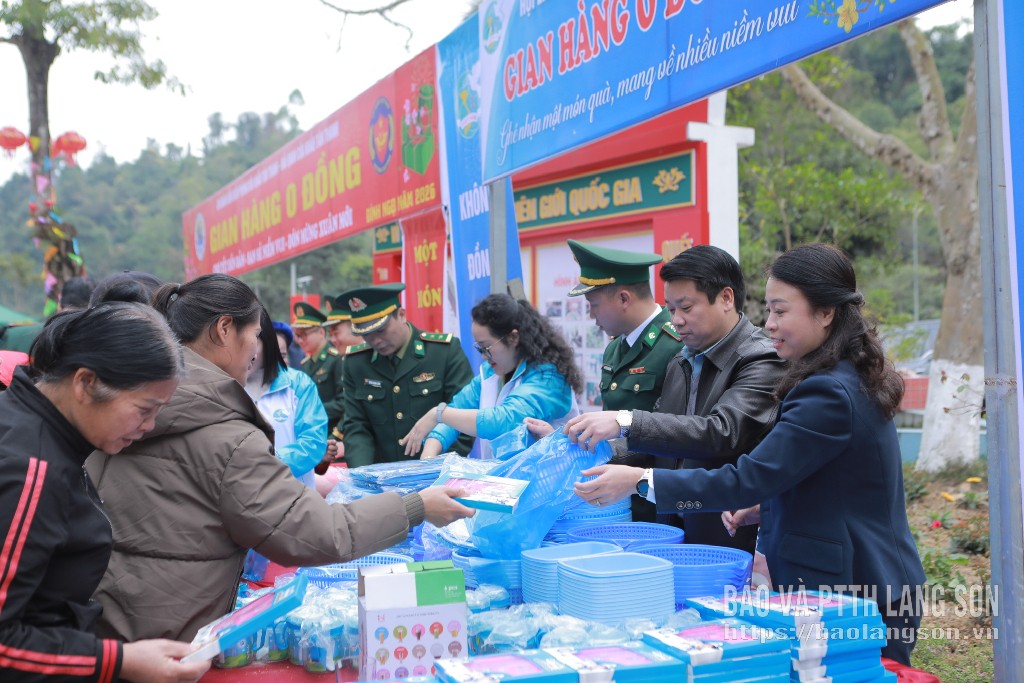 Người dân xã Hoàng Văn Thụ mua hàng tại Gian hàng