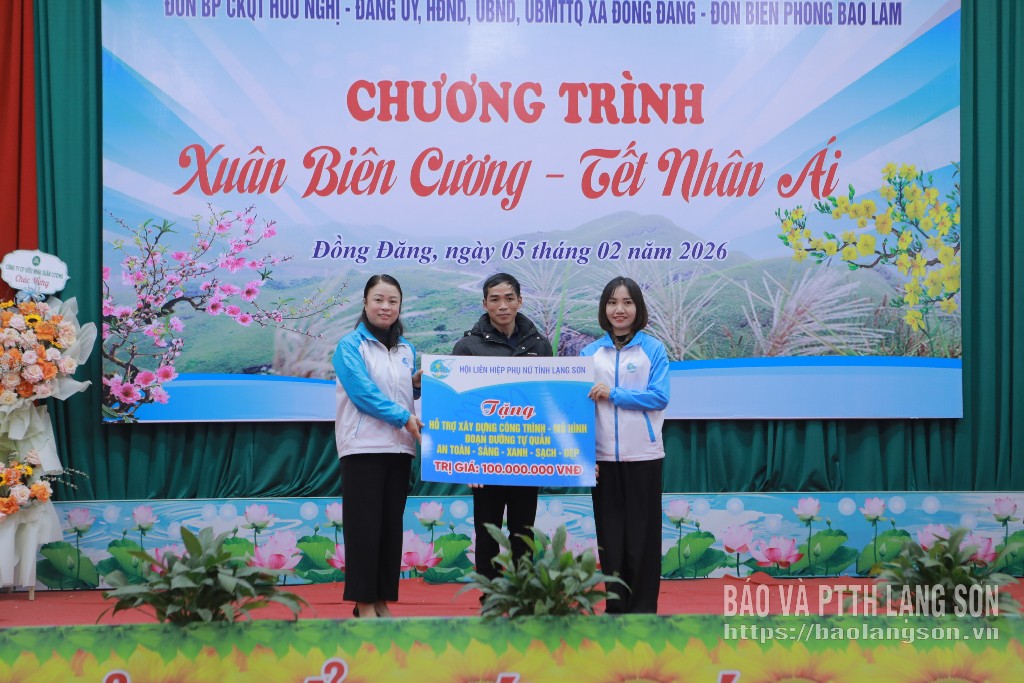 Lãnh đạo Hội Liên hiệp Phụ nữ tỉnh trao kinh phí hỗ trợ xây dựng công trình dân sinh cho xã Đồng Đăng