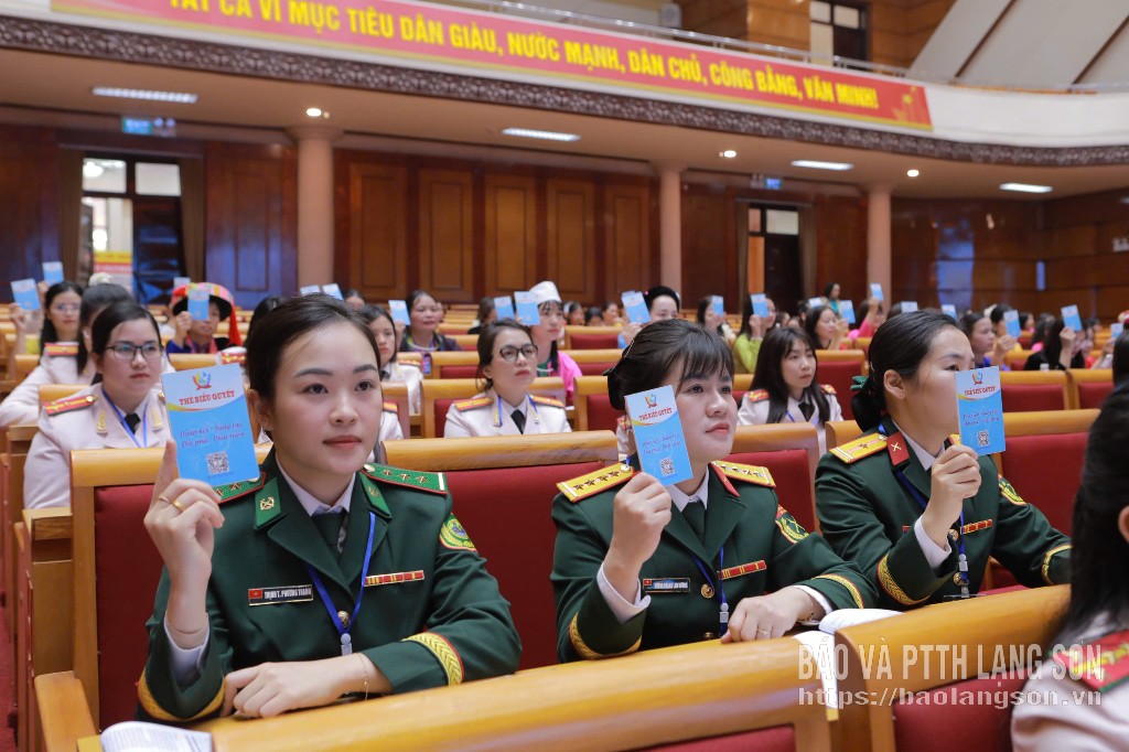 Hội viên hội phụ nữ tham gia biểu quyết tại Đại hội đại biểu Phụ nữ tỉnh lần thứ XVII nhiệm kỳ 2025 - 2030