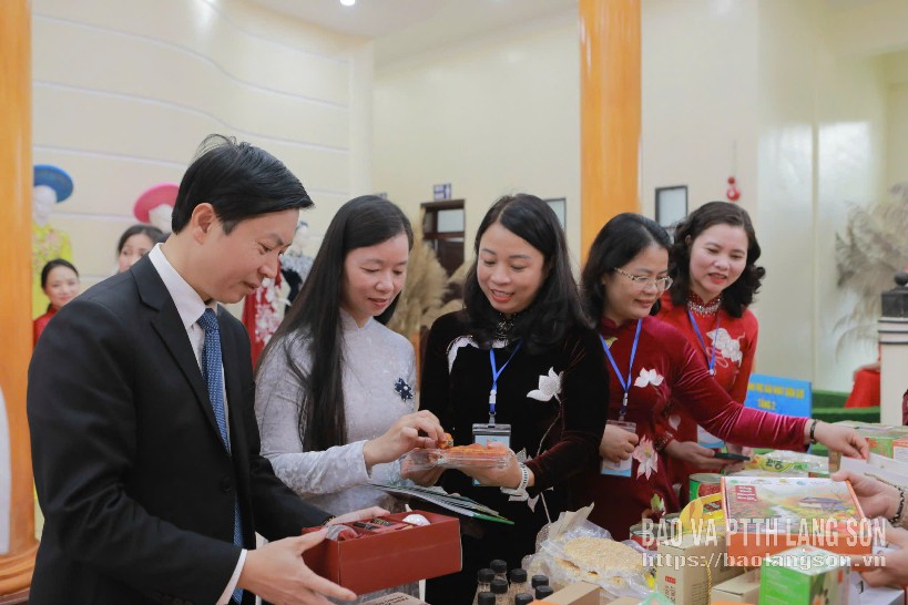 Lãnh đạo Hội LHPN Việt Nam và lãnh đạo Uỷ ban MTTQ Việt Nam tỉnh trải nghiệm sản phẩm OCOP của hội viên phụ nữ