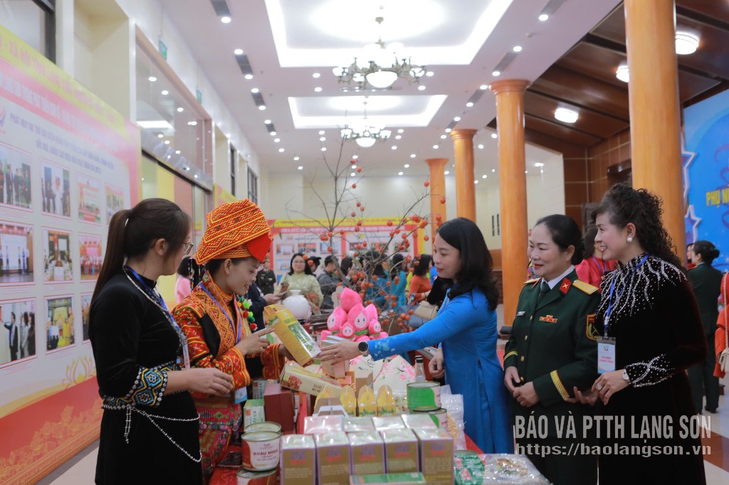 Hội viên phụ nữ xã Mẫu Sơn giới thiệu sản phẩm OCOP tại Đại hội đại biểu Phụ nữ tỉnh lần thứ XVII nhiệm kỳ 2025 - 2030