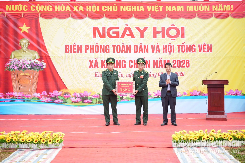 Lãnh đạo Ủy ban MTTQ Việt Nam tỉnh tặng quà Đồn Biên phòng Bình Nghi