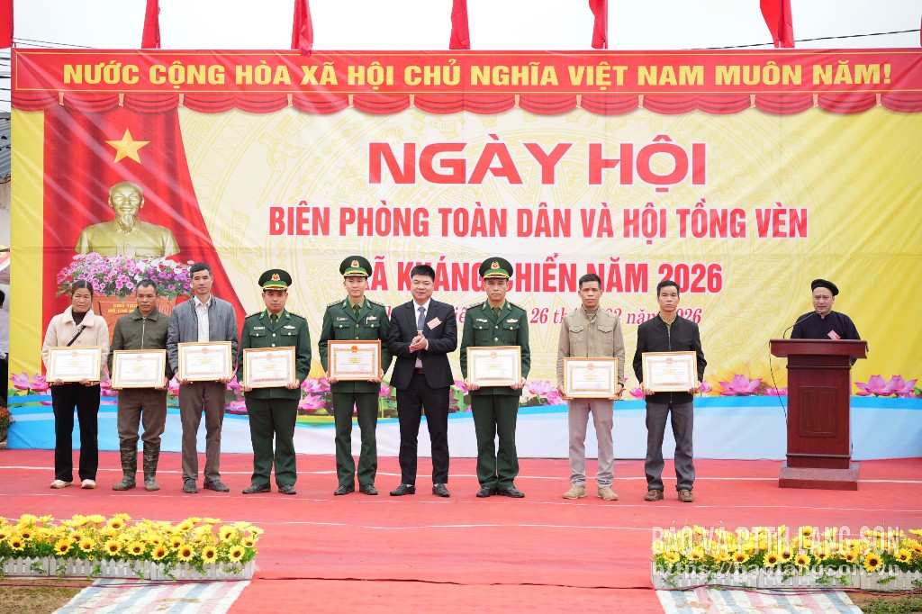 Lãnh đạo UBND xã Kháng Chiến tặng giấy khen cho các tập thể, cá nhân tiêu biểu