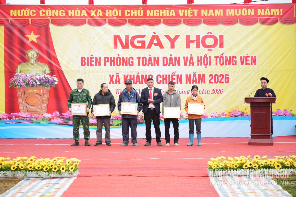 Lãnh đạo UBND xã Quốc Việt tặng giấy khen cho các cá nhân tiêu biểu