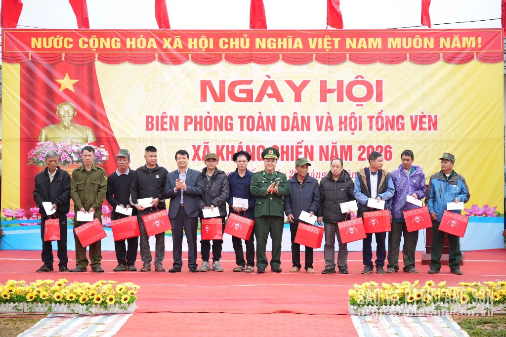 Lãnh đạo Ủy ban MTTQ Việt Nam tỉnh và Ban Chỉ huy Bộ đội Biên phòng Lạng Sơn tặng quà các gia đình tham gia tự quản đường biên, cột mốc