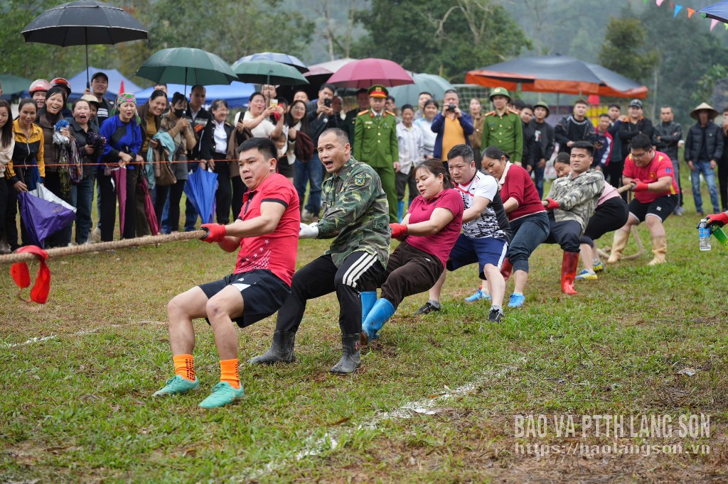 Người dân 2 xã tham gia thi đấu kéo co