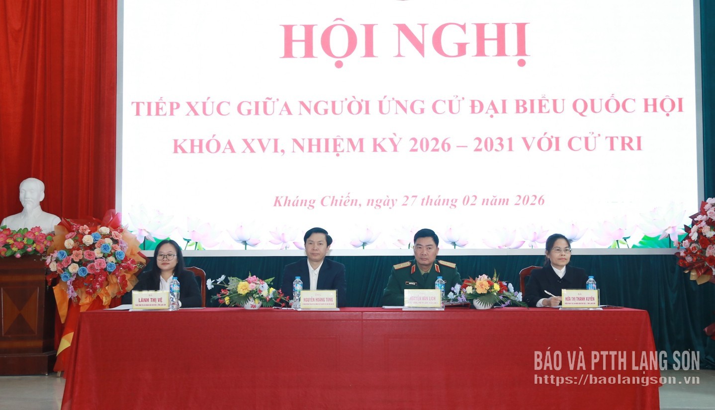 Các ứng cử viên tại hội nghị tiếp xúc cử tri, vận động bầu cử ở xã Kháng Chiến