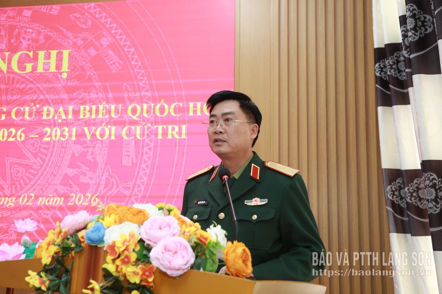 Thiếu tướng Nguyễn Văn Lịch, Phó Tư lệnh Quân khu - ứng cử viên đại biểu Quốc hội khóa XVI trình bày chương trình hành động tại buổi tiếp xúc cử tri, vận động bầu cử ở xã Thất Khê