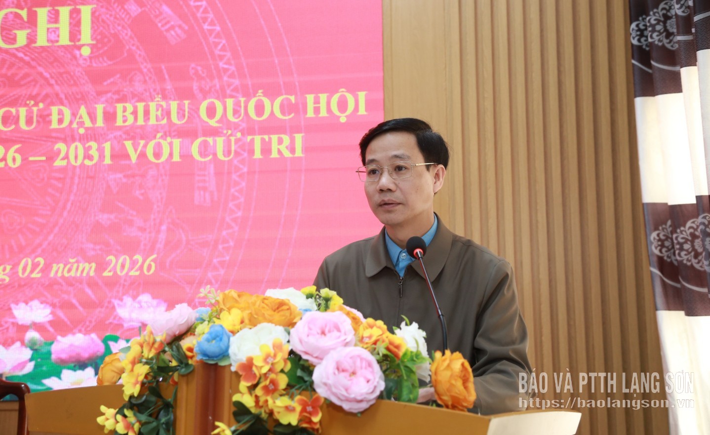 Lãnh đạo Ủy ban MTTQ Việt Nam tỉnh giới thiệu tóm tắt tiểu sử của người ứng cử đại biểu Quốc hội khóa XVI