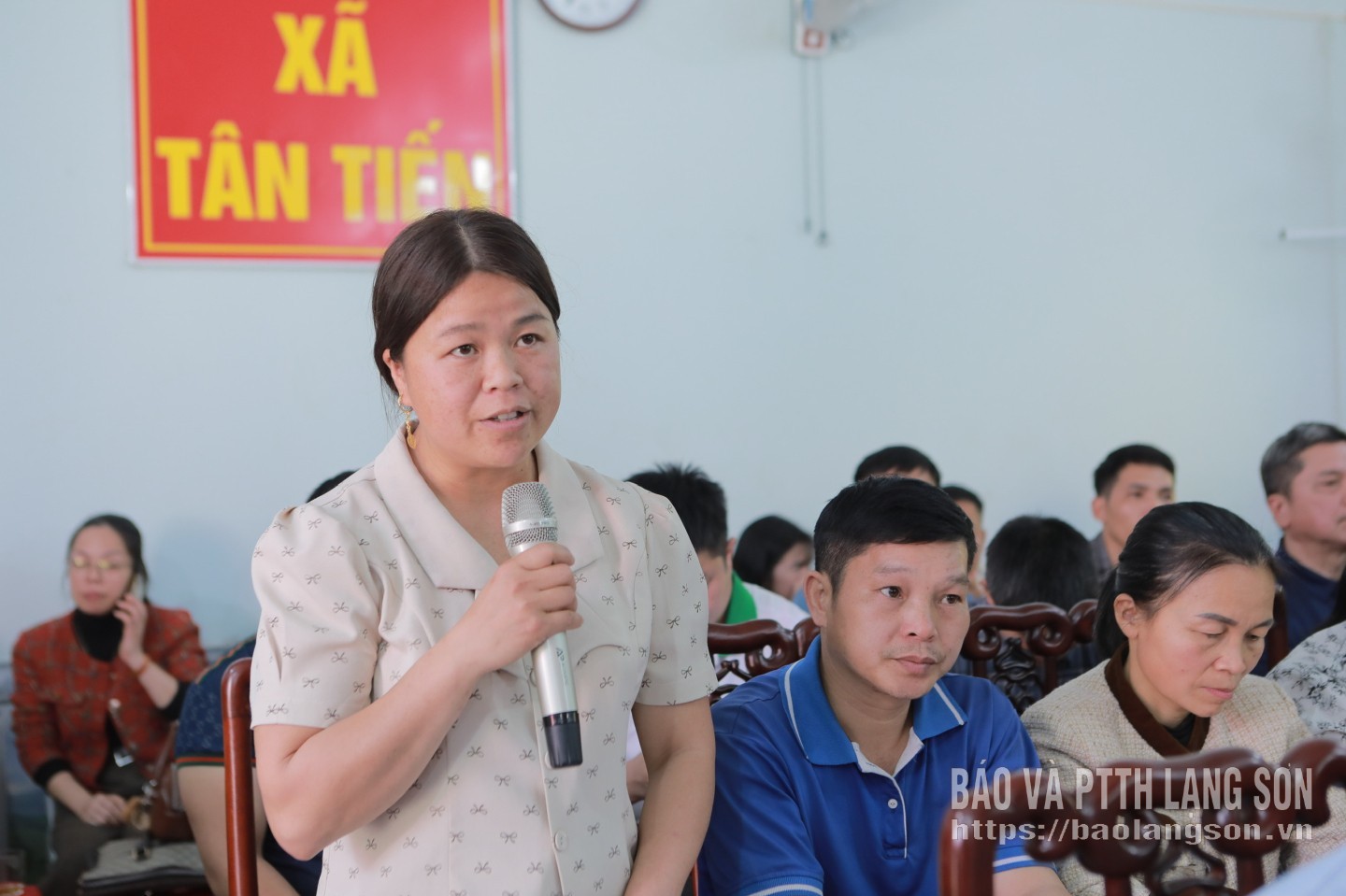 Cử tri xã Tân Tiến nêu các ý kiến, kiến nghị tại hội nghị