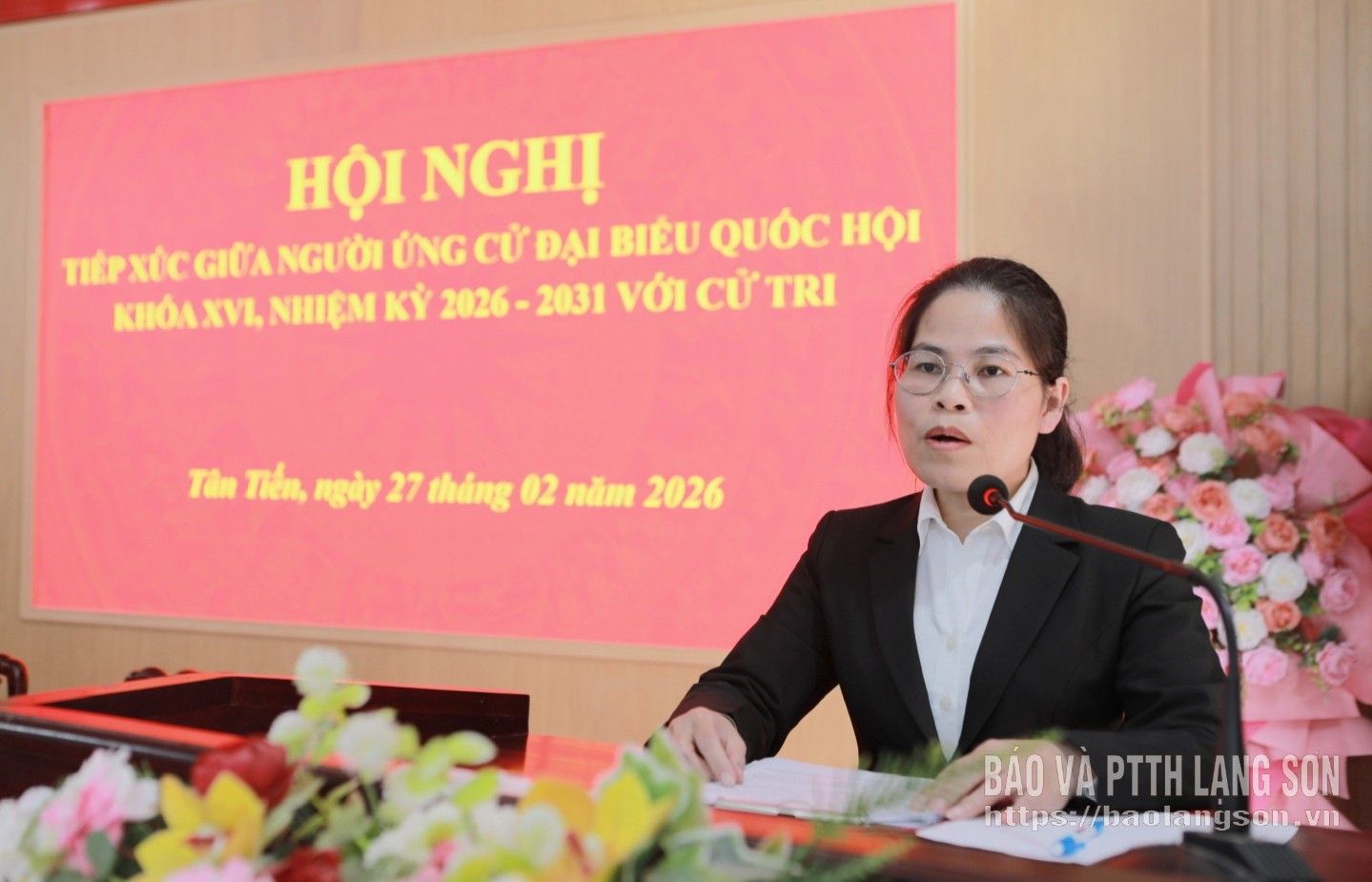 Bà Hứa Thị Thanh Xuyến, Thẩm phán Tòa án nhân dân khu vực 1, tỉnh Lạng Sơn - ứng cử viên đại biểu Quốc hội khóa XVI trình bày chương trình hành động tại buổi tiếp xúc cử tri, vận động bầu cử ở xã Tân Tiến