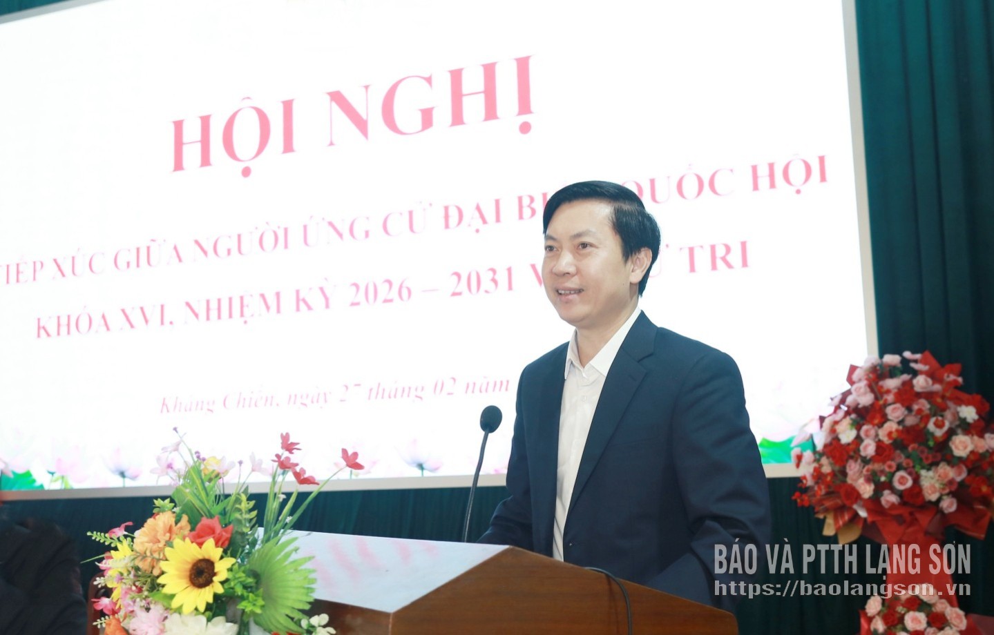 Đồng chí Nguyễn Hoàng Tùng, Ủy viên Ban Thường Vụ Tỉnh ủy, Phó Chủ tịch Thường trực Ủy ban MTTQ Việt Nam tỉnh Lạng Sơn - ứng cử viên đại biểu Quốc hội khóa XVI trình bày chương trình hành động tại buổi tiếp xúc cử tri, vận động bầu cử ở xã Kháng Chiến