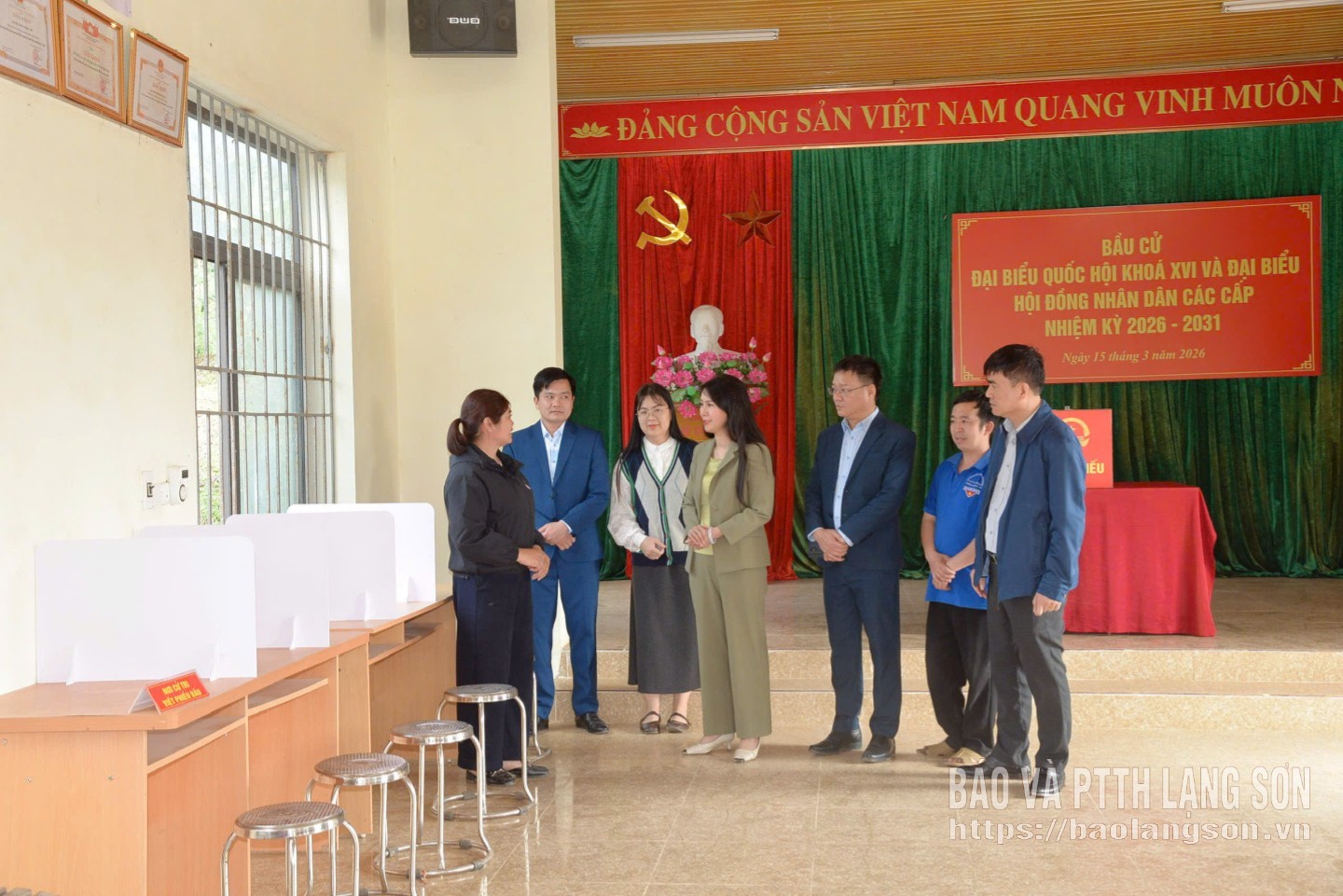 Đồng Chí Đoàn Thu Hà, Phó Bí thư Tỉnh uỷ, Chủ tịch Uỷ ban MTTQ Việt Nam tỉnh và các thành viên đoàn công tác kiểm tra thực tế địa điểm bỏ phiếu trên địa bàn xã Lộc Bình