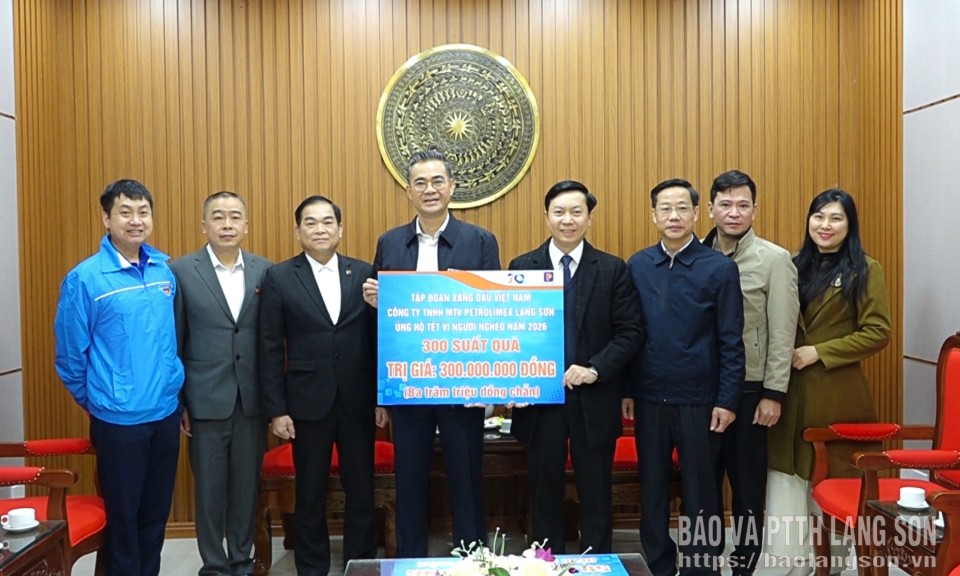 Ủy ban MTTQ Việt Nam tỉnh tiếp nhận 300 suất qu&agrave; tết cho người d&acirc;n c&oacute; ho&agrave;n cảnh kh&oacute; khăn