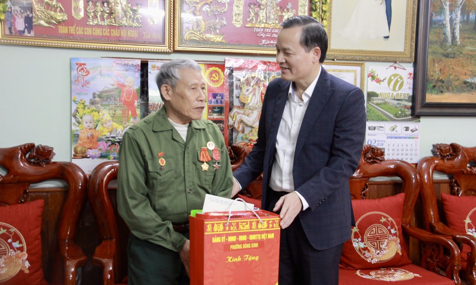 L&atilde;nh đạo phường Đ&ocirc;ng Kinh thăm, tặng qu&agrave; gia đ&igrave;nh ch&iacute;nh s&aacute;ch, người c&oacute; c&ocirc;ng