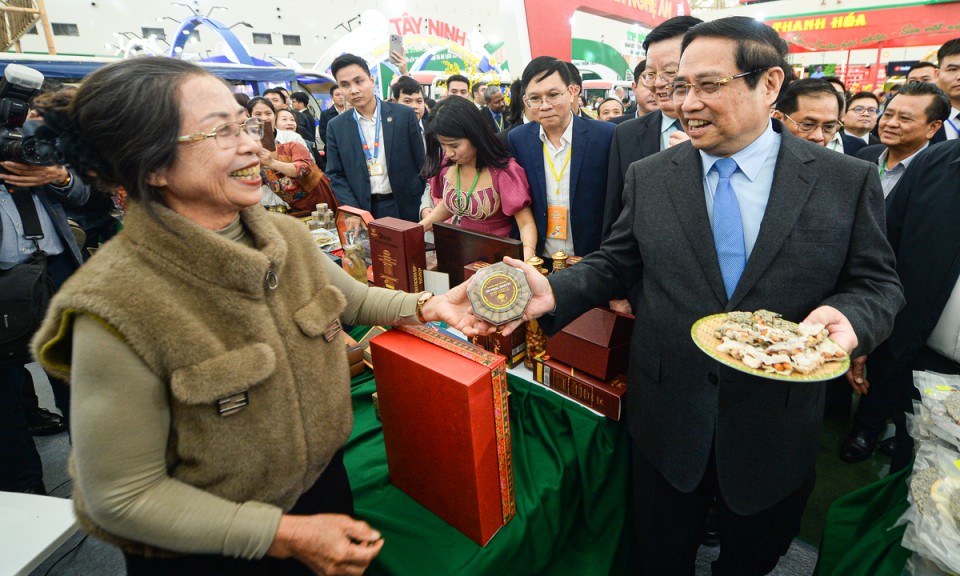 Thủ tướng Phạm Minh Ch&iacute;nh đội n&oacute;n l&aacute;, thưởng thức kẹo cu đơ tại Hội chợ m&ugrave;a Xu&acirc;n 2026