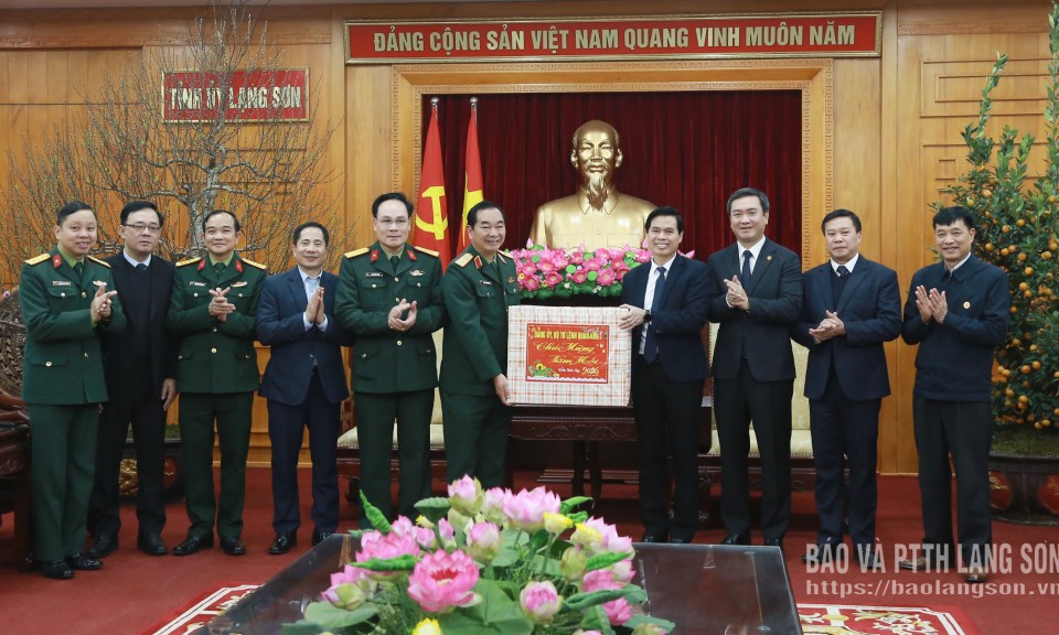 L&atilde;nh đạo Bộ Tư lệnh Qu&acirc;n khu 1 thăm, ch&uacute;c tết tại Lạng Sơn