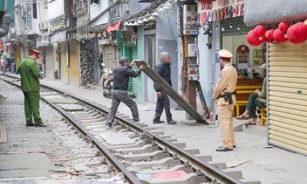 H&agrave; Nội: Nhiều du kh&aacute;ch bị cảnh s&aacute;t mời ra khỏi phố c&agrave; ph&ecirc; đường t&agrave;u