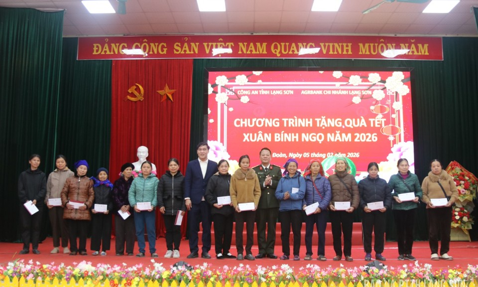 Tặng 180 suất qu&agrave; tết cho người d&acirc;n tr&ecirc;n địa b&agrave;n x&atilde; T&acirc;n Đo&agrave;n