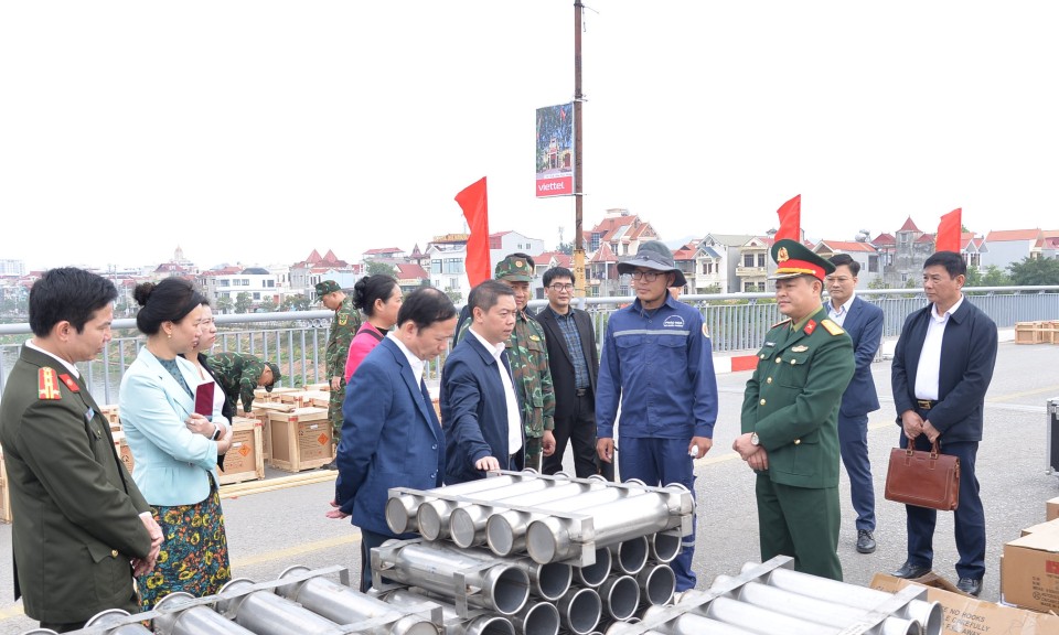 L&atilde;nh đạo tỉnh kiểm tra c&ocirc;ng t&aacute;c chuẩn bị cho m&agrave;n bắn ph&aacute;o hoa tại khai mạc Lễ hội Hoa Đ&agrave;o xứ Lạng 2026   